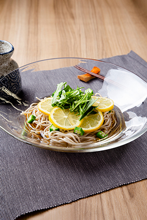 ほどよい酸味でさっぱりと。冷やしレモンそば