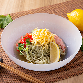 暑い夏を乗り切る爽やかな一品!レモンつゆと青しそそばのぶっかけ