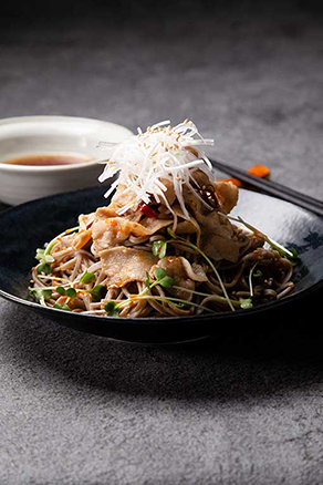 スタミナ満点!ピリ辛肉そば