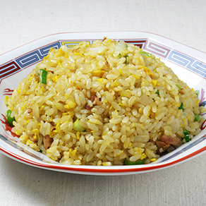 おうちでIPPUDOシリーズの「秘伝のとんこつダシ」で簡単チャーハン